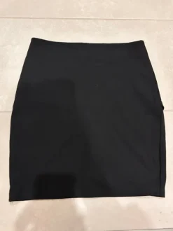 Svart kort omlott kjol