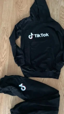 TIk tok tracksuit# uusi tracksuit 170cm (miesten XS, katso mitat)
