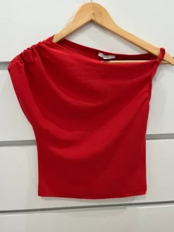 Top z odkrytym ramionem