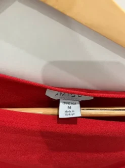 Top z odkrytym ramionem