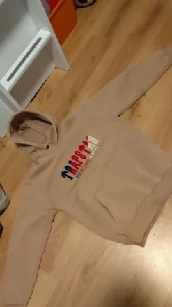 Trapstar hoodie beige koko:M (mutta menee enemmän menee S)