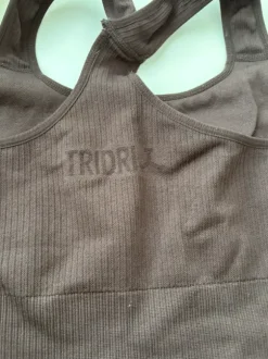 Treenisetti, toppi & trikoot