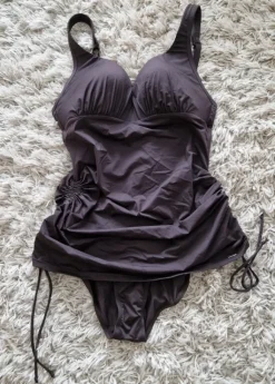 Triumph uimapuku jossa helma