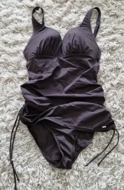 Triumph uimapuku jossa helma