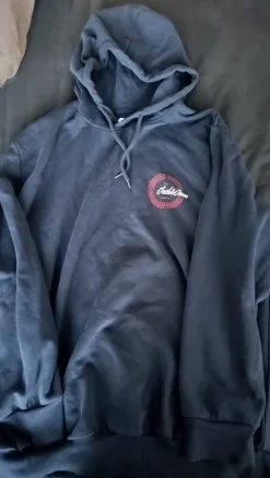 Tumman sininen huppari