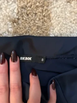 Tumman sininen midi hame