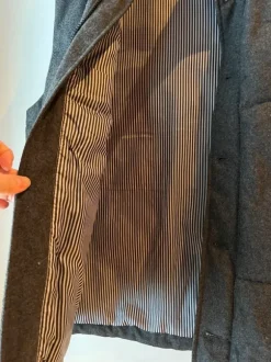 Tummanharmaa toppaliivi