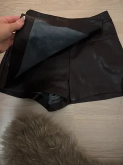 Tummanruskea tekonahka skort