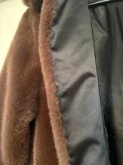 Tummanruskea tekoturkki