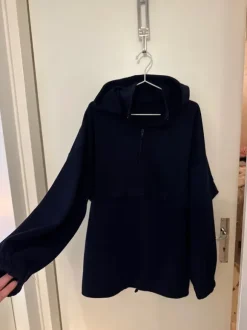 Tummansininen anorakki