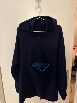 Tummansininen anorakki