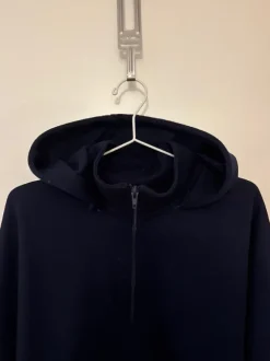 Tummansininen anorakki