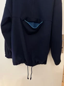 Tummansininen anorakki