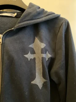 Tummansininen huppari