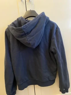 Tummansininen huppari