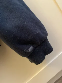 Tummansininen huppari