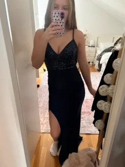 tummansininen juhlamekko