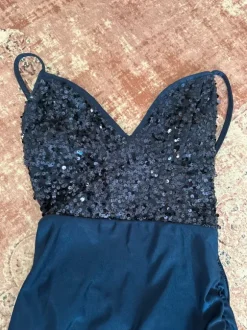 tummansininen juhlamekko