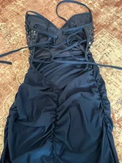 tummansininen juhlamekko