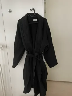 Tummansininen kylpytakki