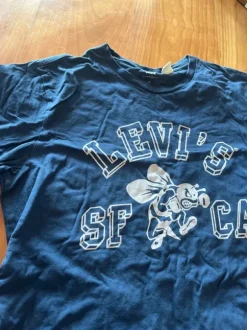 Tummansininen Levi's t-paita