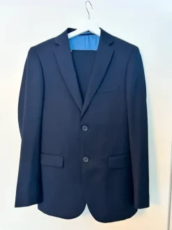 Tummansininen miesten puku