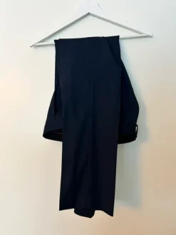 Tummansininen miesten puku