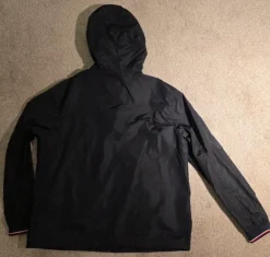 Tummansininen miesten tuulitakki