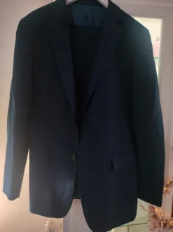 Tummansininen puku (takki+housut)