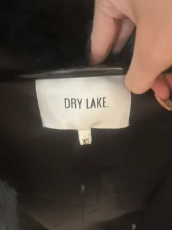 Tummansininen tekoturkis