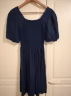 Tummansininen trikoomekko, koko M