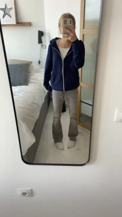 Tummansininen vetoketju huppari