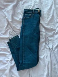 Tummansiniset farkut