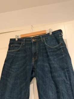 tummansiniset farkut