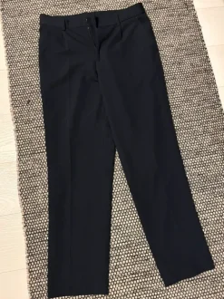 Tummansiniset suorat housut