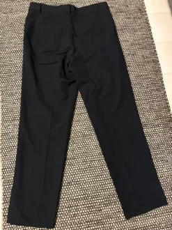 Tummansiniset suorat housut