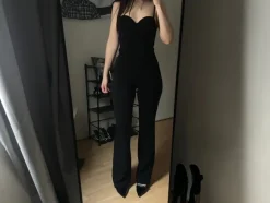 Tyylikäs musta juhlahaalari strasseilla