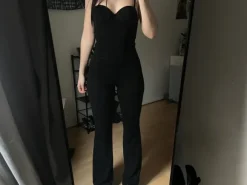 Tyylikäs musta juhlahaalari strasseilla