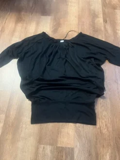 Tyylikäs musta Vila-lepakkohihapaita