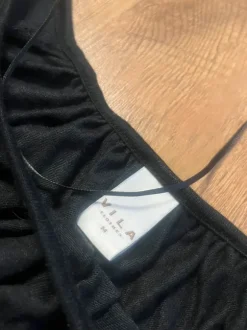 Tyylikäs musta Vila-lepakkohihapaita