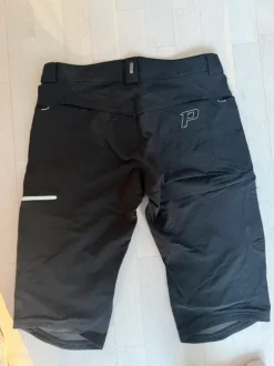 Ulkoilushortsit, Peak Performance