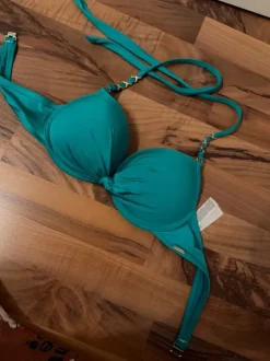 Uudet bikinin yläosat