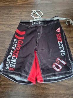 Uudet käyttämättömät shortsit koko M