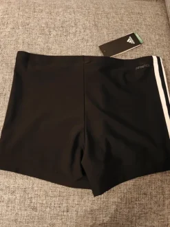 Uudet, käyttämättömät uimahousut