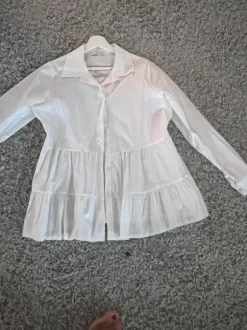 Uusi valkoinen kauluspaita