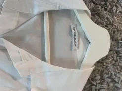 Uusi valkoinen kauluspaita