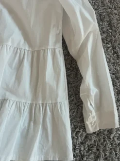 Uusi valkoinen kauluspaita