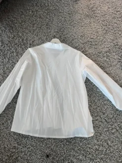 Uusi valkoinen kauluspaita