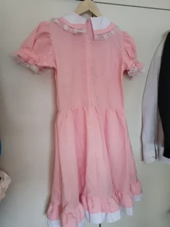 Vaaleanpunainen meidomekko