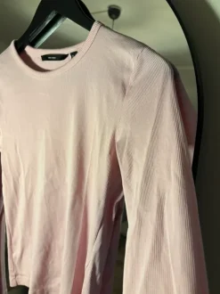 Vaaleanpunainen paita